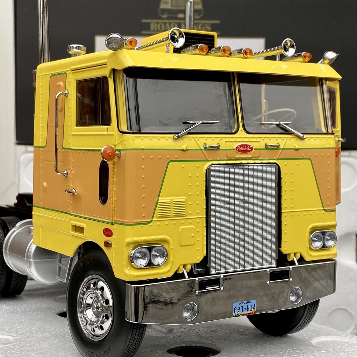 KK-SCALE ROAD KINGS 1/18 PETERBILT 352 PACEMAKER TRACTOR