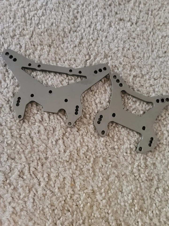 LOSI 5T FIRST GEN FRONT AND REAR SHOCK TOWERS NICE NOT ABUSED OR SCRAPED NO RASH - Image 2 of 4