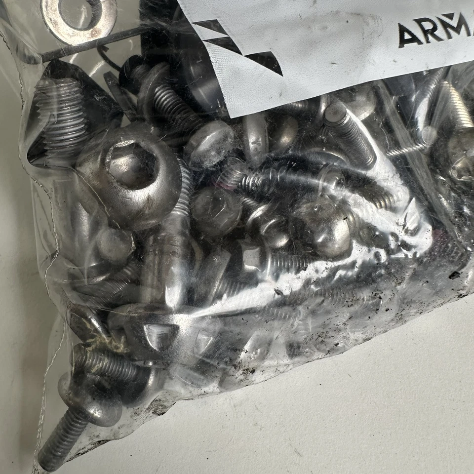 Triumph Street Triple S 660 2018 bolsa mixta tuercas y pernos aleatorios de desmontaje Foto 2 de 4