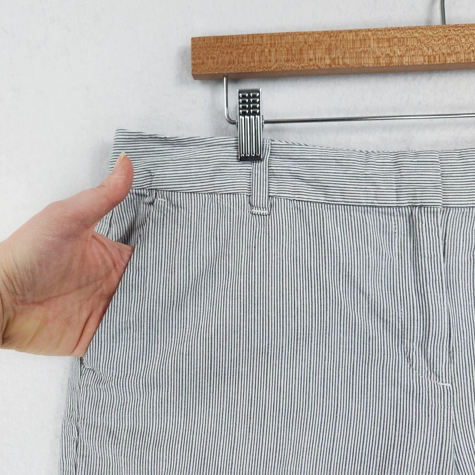 Pantalones Cortos Ann Taylor Mujer 10 Gris Plateado Rayas Frente Plano Curvilíneo Bermudas Tiro Medio Foto 2 de 4