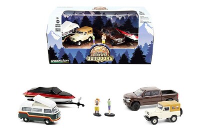 Greenlight The Great Outdoors Diorama Set includes 4 1/64 Vehicles