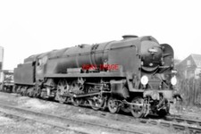 PHOTO  BASINGSTOKE MPD 28.12.64 BR TWO STANDARD CLASS 4S STAND OUTSIDE THE OLD W