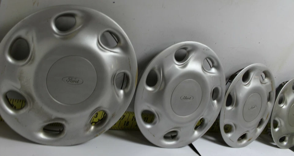 Tapacubos originales Ford 14" cubiertas de rueda F5CZ1130A gris metálico 1994-96 Escort (2742) Foto 3 de 4