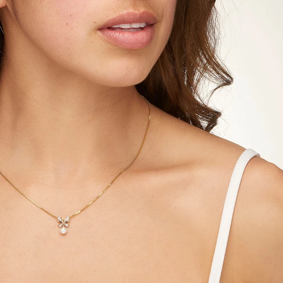 Collar colgante de pajarita de oro amarillo de 14 quilates con perlas de agua dulce, 18" Foto 3 de 4