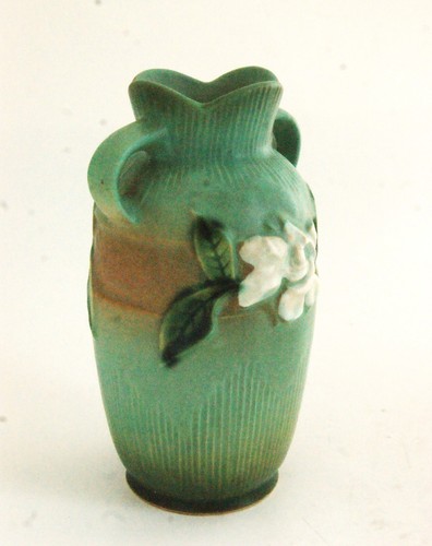 VINTAGE ROSEVILLE DOUBLE HANDLED GARDENIA 681-6 URN STYLE FLOWER VASE - Picture 2 of 6