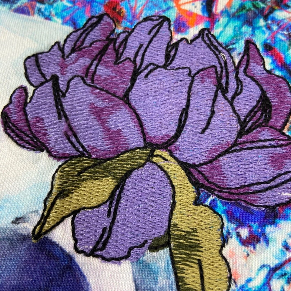 Camiseta de algodón bordada Robert Graham para hombre talla mediana con estampado floral calavera Foto 2 de 4