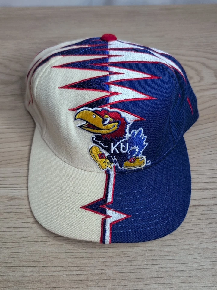 DEFECTUOSO De Colección Años 90 Kansas Jayhawks Shockwave Slasher Starter Hat Stra G3D Foto 3 de 4