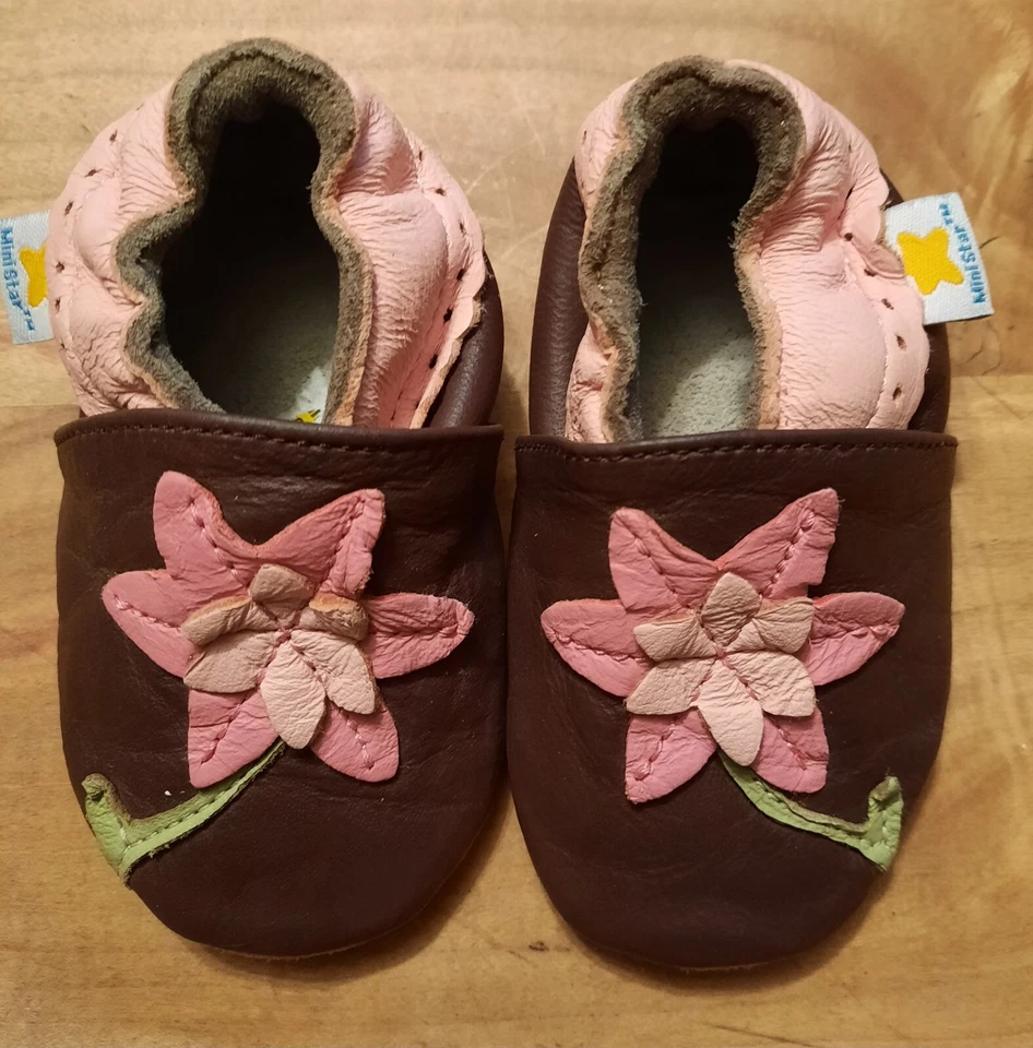 Zapatos de cuna de cuero chocolate con flor rosa cosida a mano mini estrella Foto 2 de 4