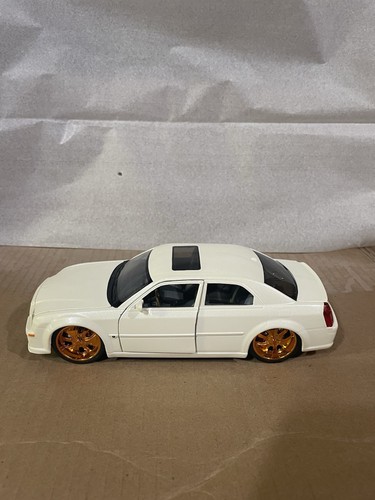Large 1/24 Scale Daimler Chrysler 2006 300C Hemi SRT8 White Diecast Model Car