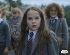 Alisha Weir Matilda Signed Autograph 8x10 Photo