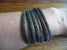 Zwei Armbänder in Lederoptik