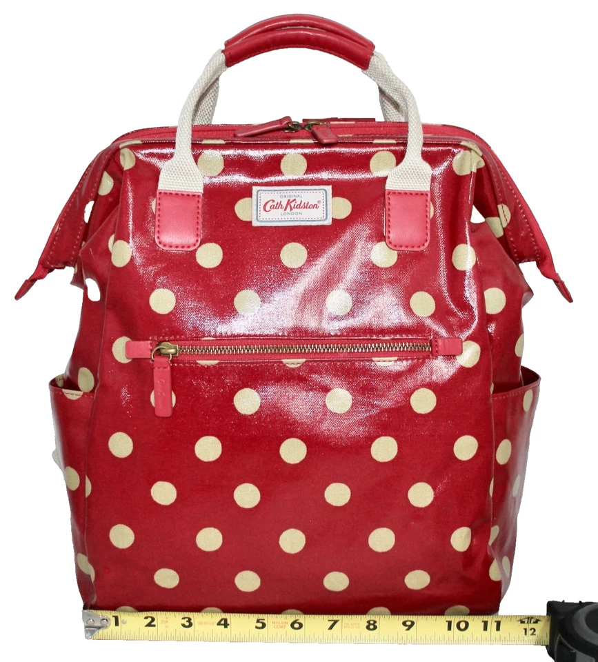 Mochila con marco CATH Kidston roja con lunares tostados de lona recubierta Foto 2 de 4
