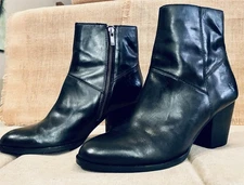 Womens ~Frye~ Black Leather side zipper Short Boot BEAUTIFUL! size 9