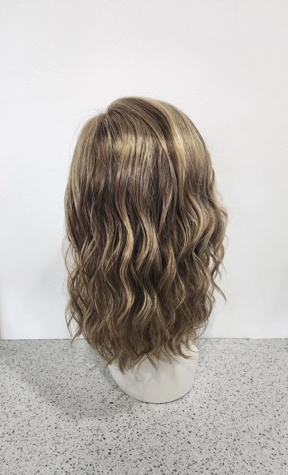 Peluca ondulada Petite Berlin de Estetica Designs encaje frontal con parte de encaje RH12/26CHM Foto 4 de 4