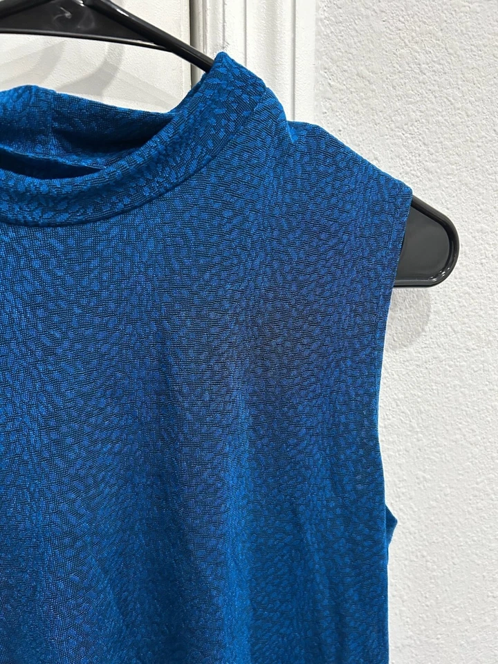 Top Weekenders elástico sin mangas azul cuello falso talla mediana Foto 4 de 4