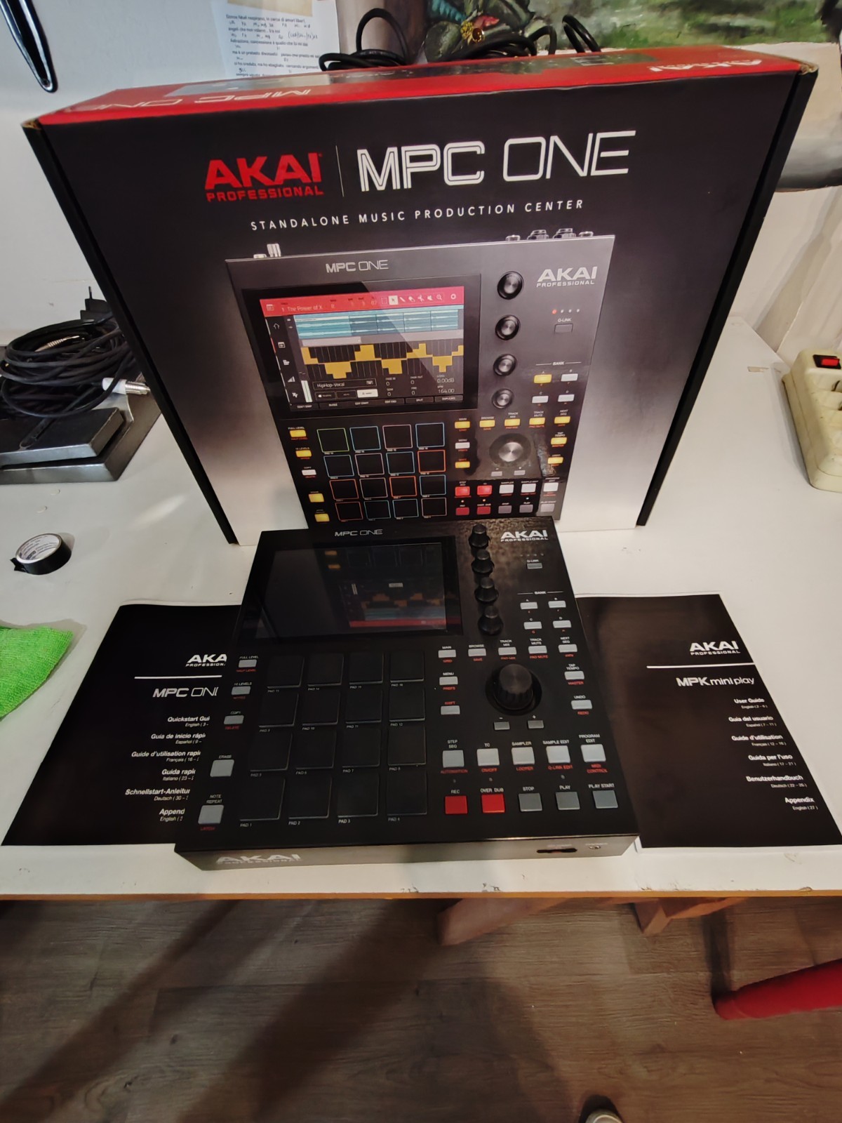 Akai Professional MPC One Music Production Center,Completa di scatola e manuali