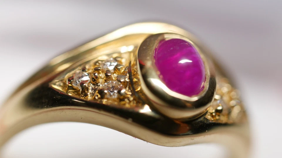 Goldring Gelbgold 585 14ct, 3,79 gr. - Rubin 0,55ct, 6 Diamanten 0,05ct - Bild 2 von 4