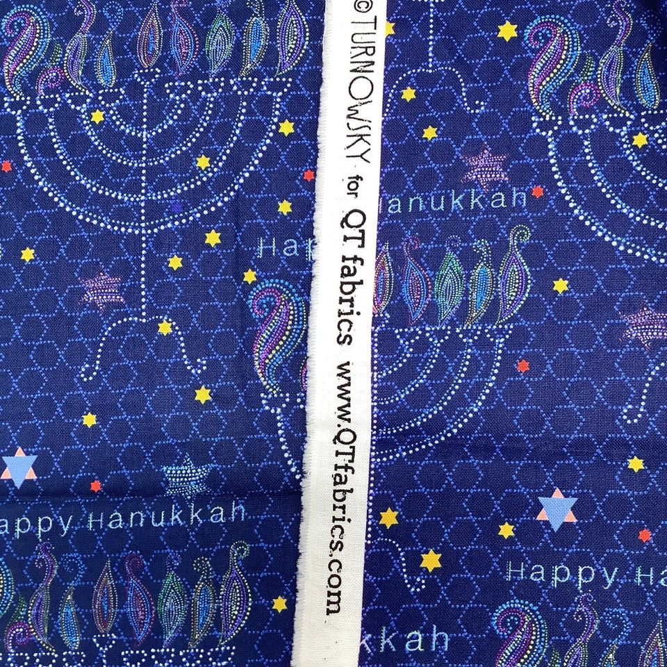 Telas QT Turnowsky Happy Hanukkah 27165 N Menorá Azul Algodón 38x40 Foto 2 de 3