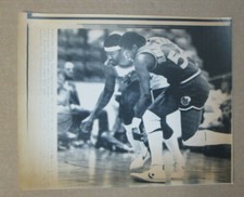 VINTAGE AP PRESS PHOTO 12/19/80 CLIPPERS GARFIELD HEARD RACES FOR THE BALL