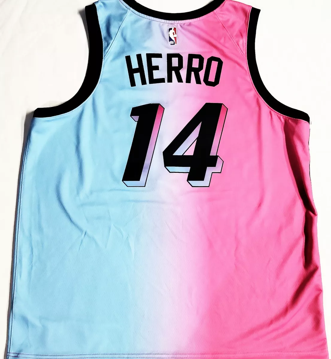 急放M 44 Tyler Herro Heat NBA Nike Trophy Gold Swingman Jersey BNWT, 男裝,  運動服裝- Carousell