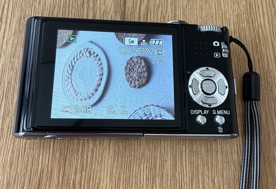 Cámara digital compacta Leica C-lux 3 10,1 MP negra con cargador, estuche y 2 baterías Foto 3 de 4