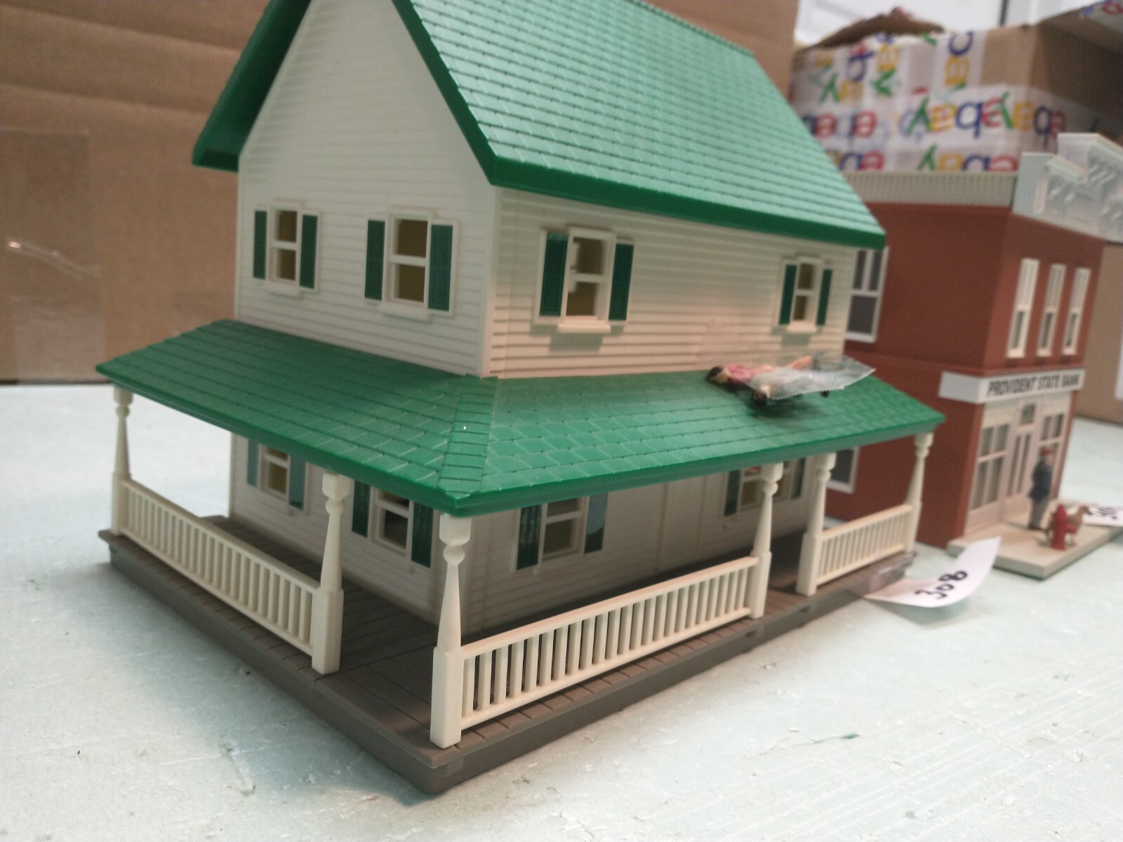 Lot 308 Two O Scale Lionel Buildings, State Bank & Green/White