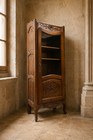 Vitrine en noyer sculpté – style Louis XV