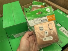 SCHNEIDER ELECTRIC SWITCHED SOCKET  USB LIGHT COPPER 1G 13A GGBL30102USBAWLCS