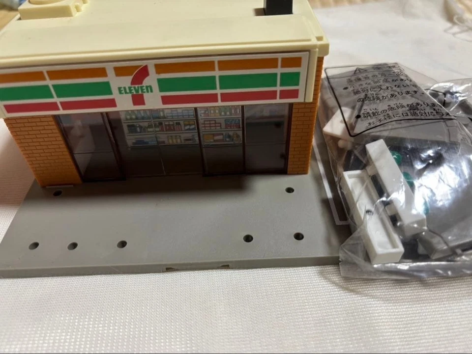 Tomica Town 7-Eleven Retro TOMY Japan - Image 2 of 2