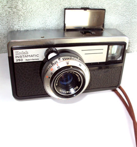 VINTAGE 1960's-KODAK INSTAMATIC 250 CAMERA-RODENSTOCK REOMAR 38mm LENS.