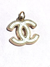 CHANEL BUTTON WHITE QUILTED 20 MM STAMPED GOLD TONE