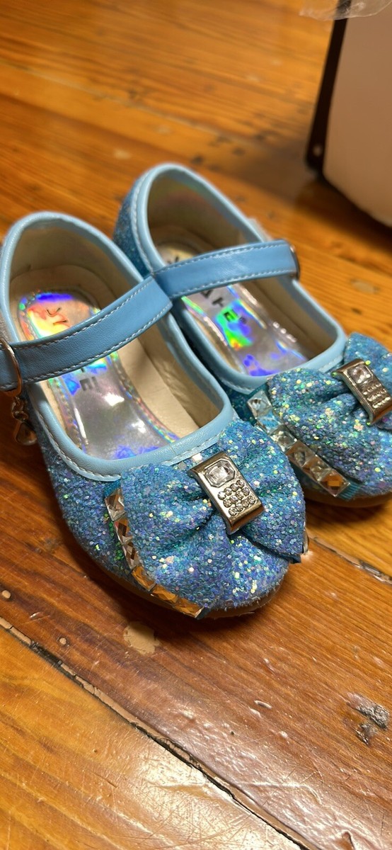 light blue dress silver shoes Sky Blue Dress + Silver Shoes = A Perfect Prom Look https://t.co/DdXQHJHsD3