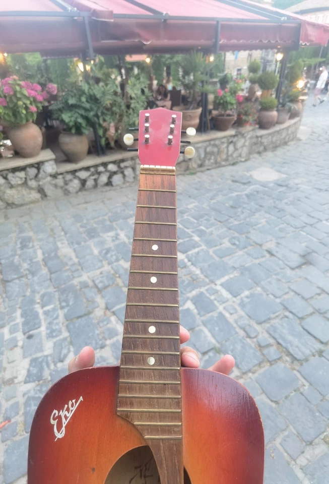 Guitarra acústica pequeña, guitarra pequeña vintage de madera Eko Foto 4 de 4