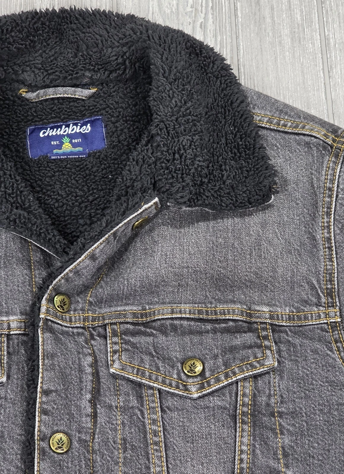 Chubbies Men's Fade Gray Denim Sherpa Black Lined Trucker Jacket Pockets Size M - product detail image 3