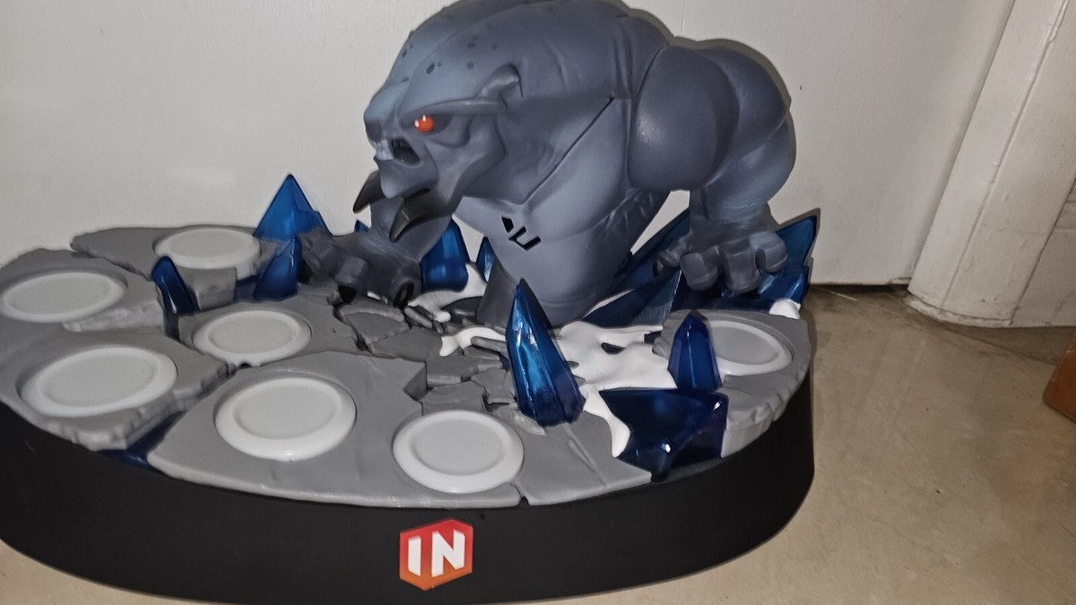 Disney Infinity 2.0 Collectors MARVEL FROST GIANT BEAST 18”Base Disney Infinity 2.0 Collectors MARVEL FROST GIANT BEAST 18”Base