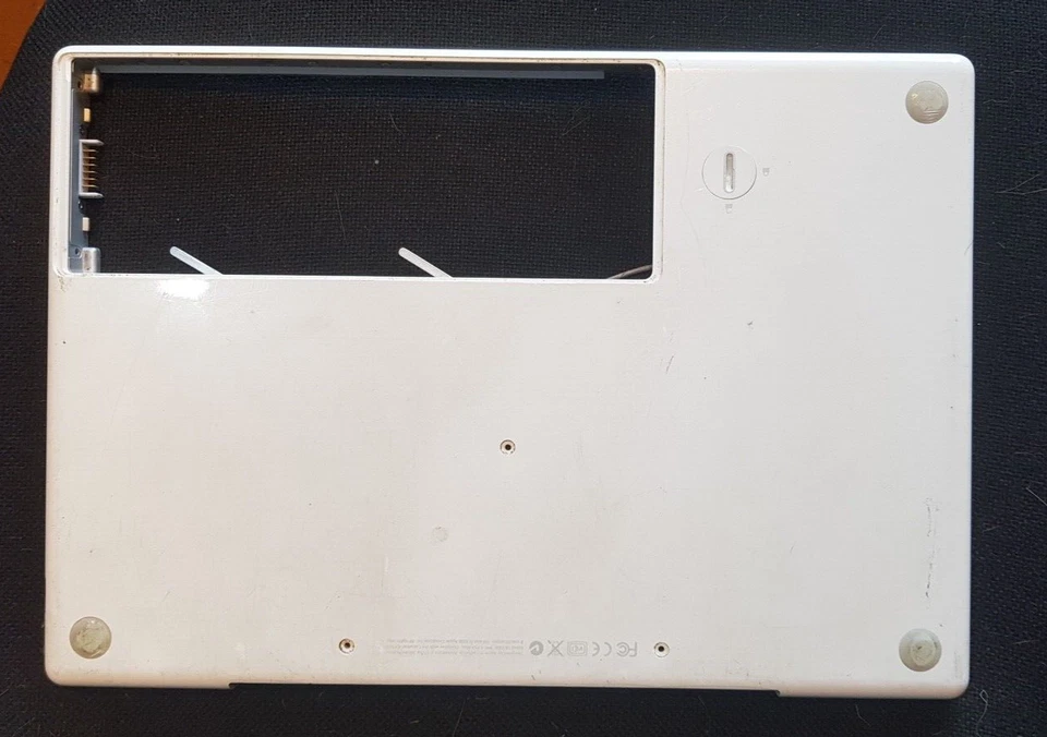 APPLE MACBOOK 13 A1181 LATE 2006 2.0GHz LOGIC BOARD IN BOTTOM CASE 820-1889-A - Image 3 of 3