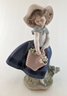 Lladro #5222 Pretty Pickings Porcelain Figurine Slightly Flawed