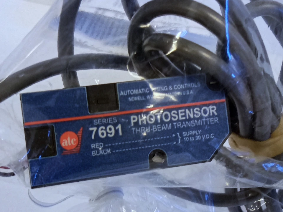 ATC 3-7691ATLXXDX2X 10-30VDC Photoelectric Proximity Sensor w/ Mounting Bracket - Image 4 of 4