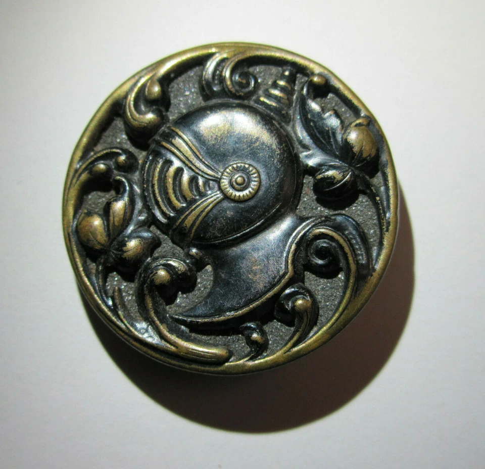 Antiguo botón de imagen de latón lg, casco cabeza de caballero con visera, borde de vid rizado