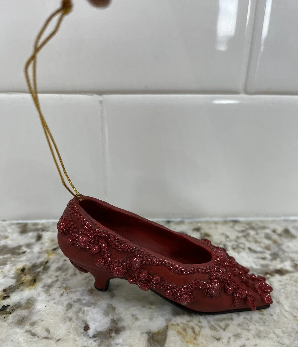 Ornement de collection chaussure rouge Christian Dior musée métropolitain d'art 3,75