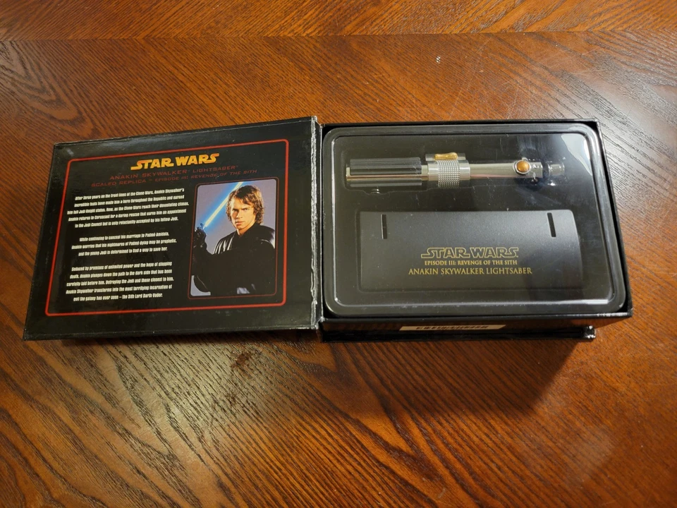 Anakin Skywalker ROJOS escala .45 sable de luz GUERRA DE LAS ESTRELLAS réplicas maestras SW-310 SIN USAR, EN CAJA Foto 2 de 4