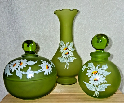 VINTAGE  WESTMORELAND FROSTED SATIN GREEN MIST WITH WHITE DAISIES  3 PC. SET