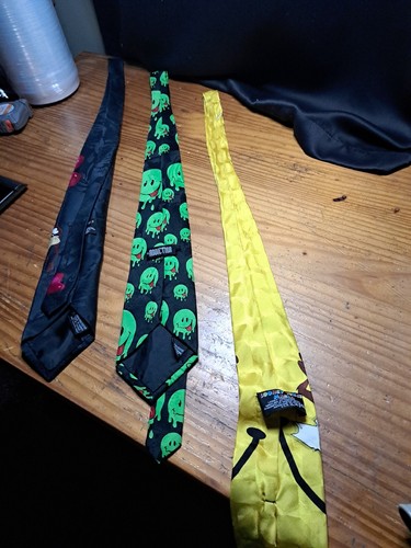 Looney Tunes Valentines tie taz and bugs. Taz smiley & Green Melting smiley - Picture 2 of 11