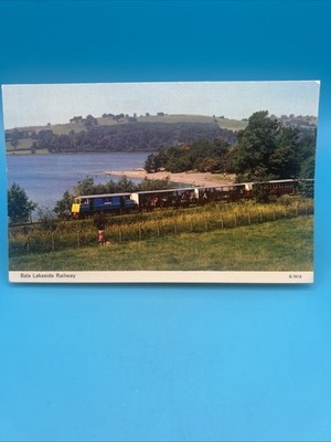 Alte Postkarte mit Darstellung der Bala Lake Railway in Wales. Unbespieltes Echtfoto