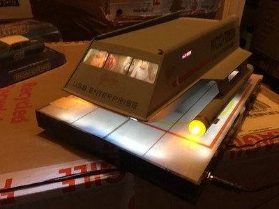 STAR TREK SPACE SHUTTLE 1701/7 LICHTER AUF BELEUCHTETEM STÄNDER NEUBAU