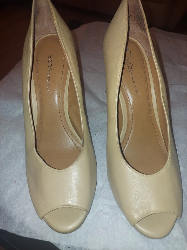 Zapatos de salón de cuña BCBGeneration de cuero beige punta abierta talla 9M Foto 3 de 4