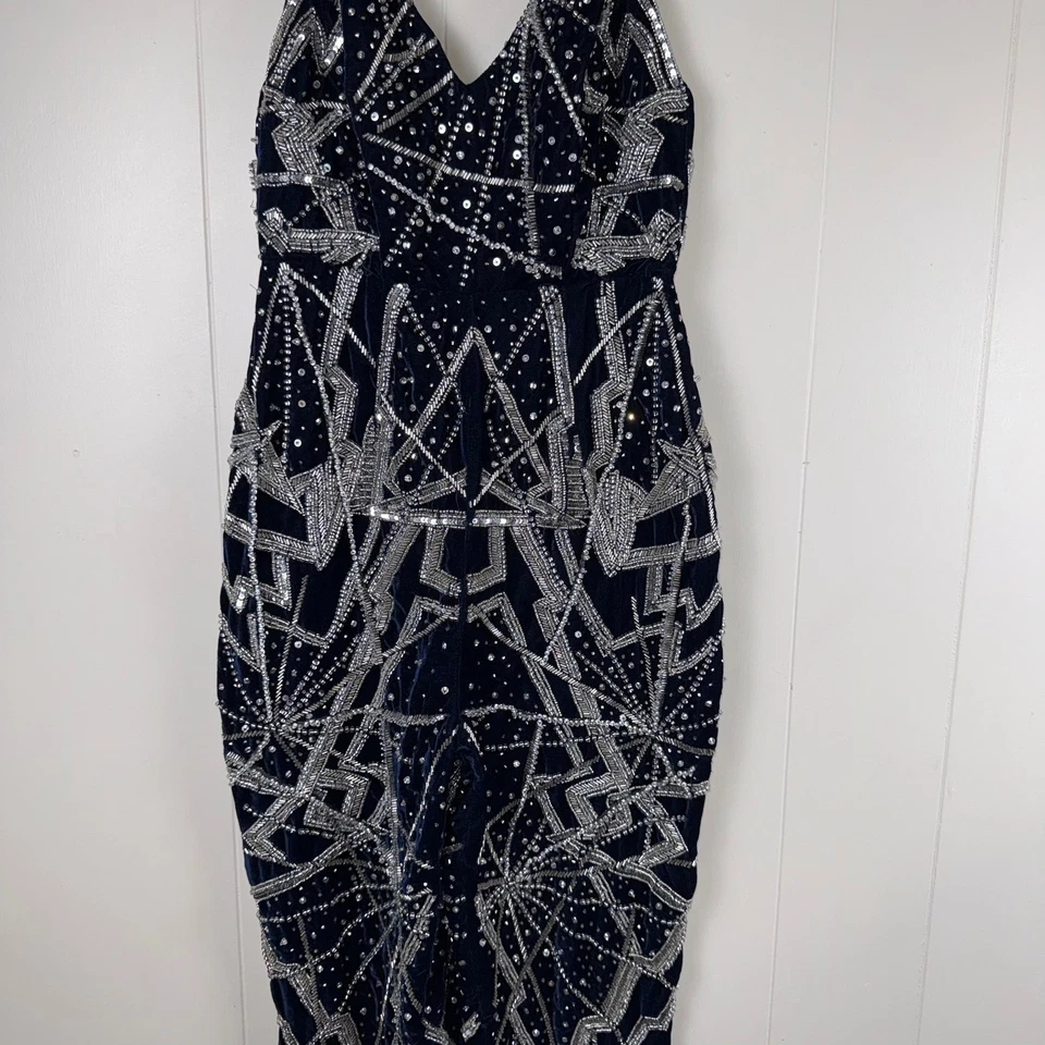 Mono con correa de espagueti estampado geométrico y lentejuelas de terciopelo azul marino de ASOS Foto 3 de 4