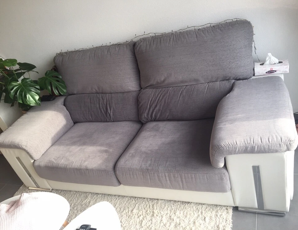 Vente canapé en très bonne état gris et blanc avec 2 poufs - Photo 1/3