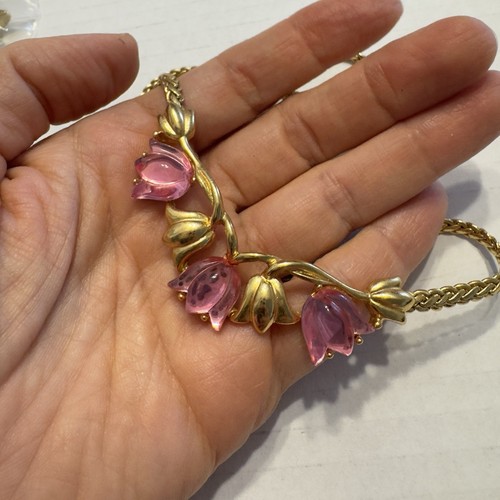 Vintage Trifari Pink Tulip Lucite Cabochon Gold Tone 15.5 Inches Necklace Choker - Picture 7 of 7