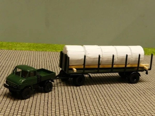 1/87 Brekina Unimog 411 mit Anhänger und Ladegut Heuballen 39114 - Bild 1 von 1